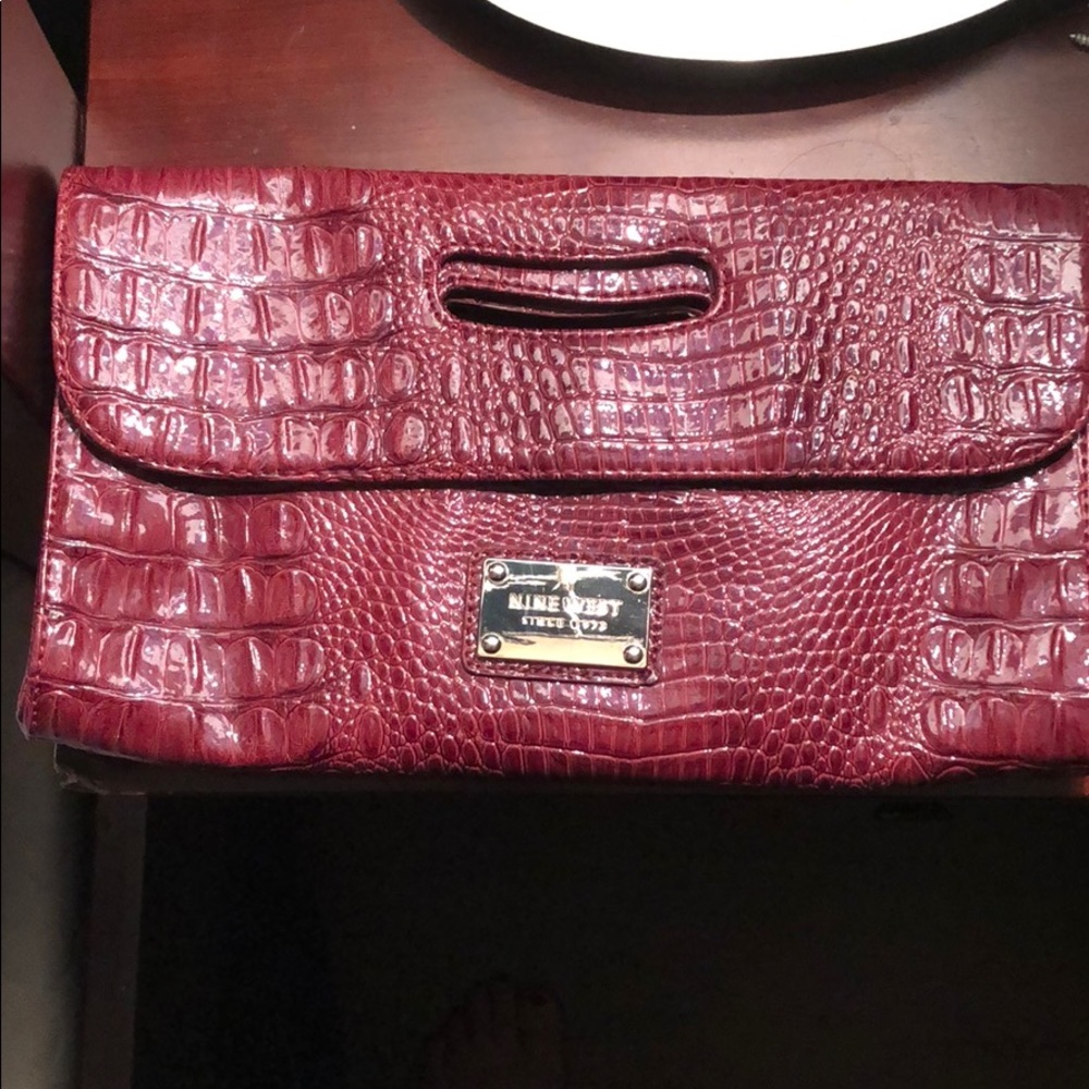 🐊👜Nine west clutch maroon/wine faux alligator